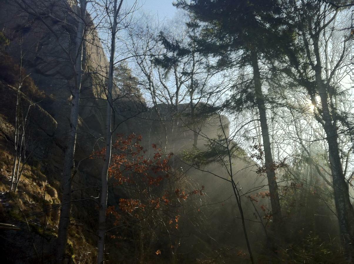 Stuga I Naturskoent Omrade Pa Vaestra Tjoern Saby Zewnętrze zdjęcie